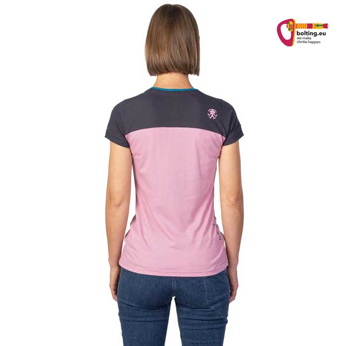 Modell mit rosa grauem Rafiki Damen Bio Baumwolle Klettershirt von hinten vor weißem Hintergrund.