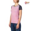 Modell mit rosa grauem Rafiki Damen Bio Baumwolle Klettershirt von der Seite vor weißem Hintergrund.