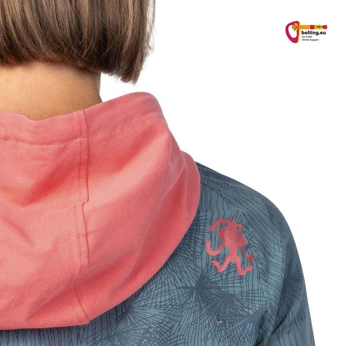 Detail eines Rafiki Kletter Pullovers mit Logo am Schulterblatt.