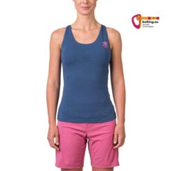 Modell mit blauem Rafiki Suesca Damen Klettertop von der Vorderseite vor weißem Hintergrund.