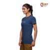 Model mit blauem Black Diamond Woman´s Heritage Wordmark T-Shirt von der Seite.