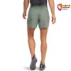 Graublaue Black Diamond Sierra Shorts Women an einem Modell von hinten mit blauem Shirt und Schuhen.