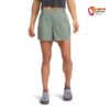 Graublaue Black Diamond Sierra Shorts Women an einem Modell von vorne mit blauem Shirt und Schuhen.