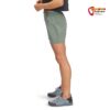 Graublaue Black Diamond Sierra Shorts Women an einem Modell von der Seite mit blauem Shirt und Schuhen.