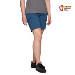 Modell mit blauer Black Diamond Valley Shorts Woman von vorne vor weißem Hintergrund.