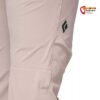 Schwarzes Black Diamond Logo auf einer rosa Women Technician Alpine PAnt.
