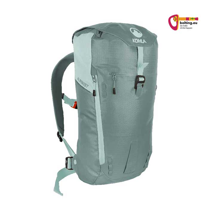 Loorberfarbener Kohla Alpinist 22 Kletterrucksack von seiner Vorderseite mit weißem Hintergrund.