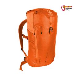 Oranger Kohla Alpinist 22 Kletterrucksack von seiner Vorderseite mit weißem Hintergrund.