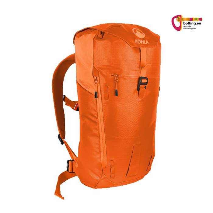 Oranger Kohla Alpinist 22 Kletterrucksack von seiner Vorderseite mit weißem Hintergrund.