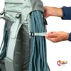 Hand fixiert Kletterseil an lavendelfarbenem Kohla Alpinrucksack.