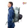 Modell mit blauer JAcke und lavendelfärbigem Kohla Alpinist Guide 28 Kletterrucksack mit Helm und Eispickel.