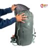 Zwei Hände an geöffneter Deckeltasche eines lavendelfärbigen Kohla Alpinist Guide 28 Kletterrucksack.