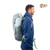 Modell mit blauer JAcke und lavendelfärbigem Kohla Alpinist Guide 28 Kletterrucksack.