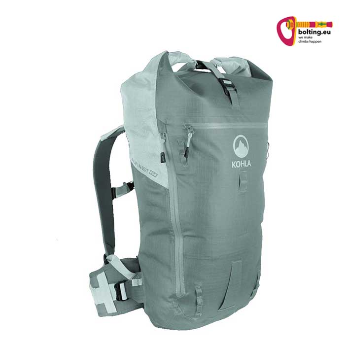 Lorbeerfarbener Kohla Alpinist Pro 32 Alpinrucksack schräg von der Seite vor weißem Hintergrund.