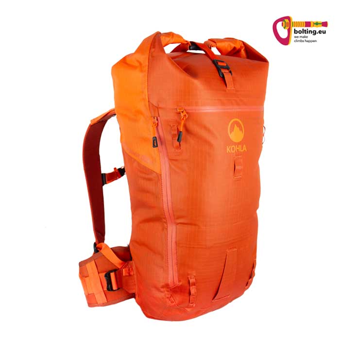 Oranger Kohla Alpinist Pro 32 Alpinrucksack schräg von der Seite vor weißem Hintergrund.