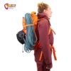 Modell mit orangem Alpinrucksack und Seil und Helm fixiert darauf.