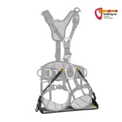 Grafik mit Petzl Litepod Sitzbrett an wassergezeichnetem Industrieklettergurt fixiert.