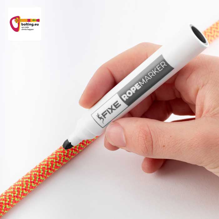 Hand mit schwarzem Stift beim Anbringen einer Seilmarkierung auf orangem Seil.