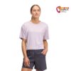 Vorderseite eines Modell mit lila Black Diamond Womans Circuit Short Sleeve Tee über grauer Hose.