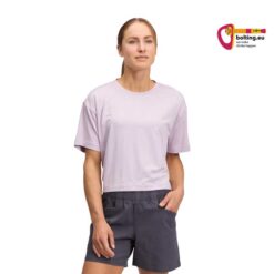Vorderseite eines Modell mit lila Black Diamond Womans Circuit Short Sleeve Tee über grauer Hose.