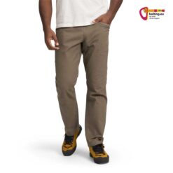Modell mit brauner Black Diamond Men´s Ethos Pant von vorne vor weißem Hintergrund.