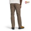 Modell mit brauner Black Diamond Men´s Ethos Pant von hinten vor weißem Hintergrund.