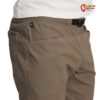 Ausschnitt eines Modells mit brauner Herren Bio Baumwoll Kletterhose von der Seite.