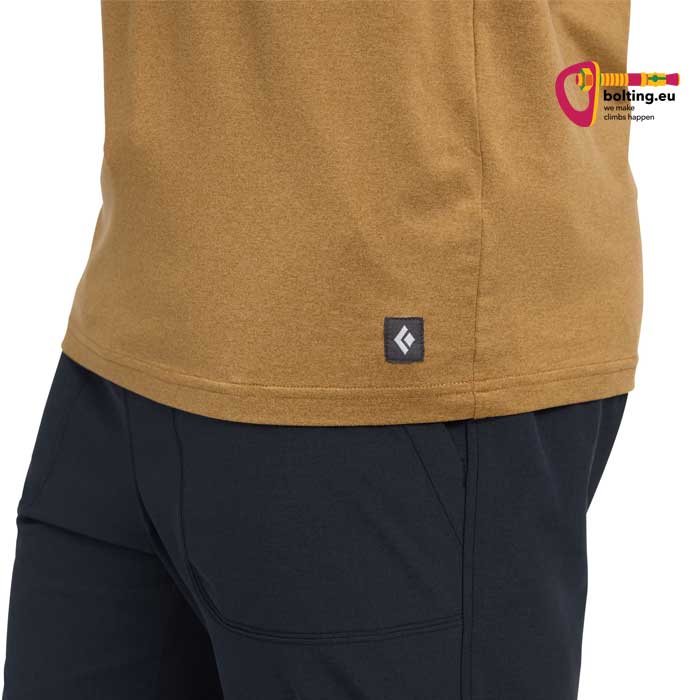 Ausschnitt mit braunem Klettershirt und schwarzer Hose von Black Diamond.