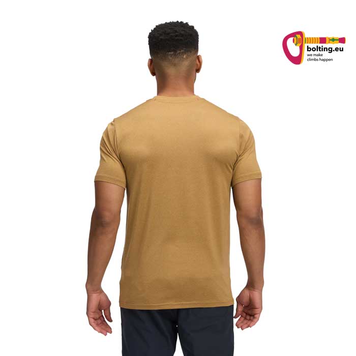 Modell mit braunem Black Diamond Men Circuit Short Sleeve Tee Herren Klettershirt von der Rückseite.