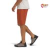 Modell mit einer orange-roten Black Diamond Men´s Valley Short von der Seite.