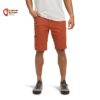 Modell mit kurzer, orange-roter Black Diamond Mens Valley Short Kletterhose.