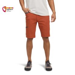 Modell mit kurzer, orange-roter Black Diamond Mens Valley Short Kletterhose.