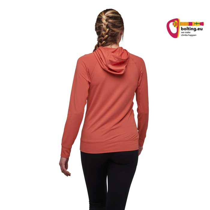 Modell mit rosa Black Diamond Damen Kletter Kapuzenpulli von der Rückseite.