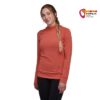 Modell mit rosa Black Diamond Woman´s Alpenglow Hoody Kletter von der Vorderseite.