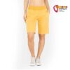 Modell mit oranger Chillaz Mallorca Damen Klettershort von der Vorderseite.