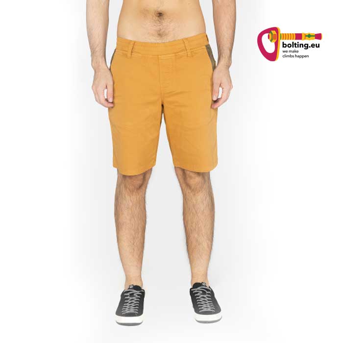Modell mit orange Chillaz Neo 2.0 Klettershort von der Rückseite.