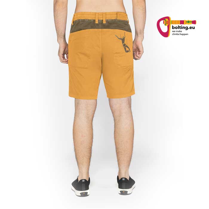 Modell mit orange Chillaz Neo 2.0 Klettershort von der Rückseite.