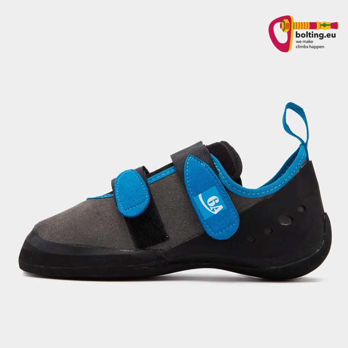 Schwarz blauer EB Prime Einsteiger Kletterschuh vor weißem Hintergrund.