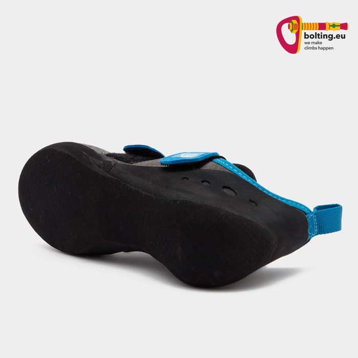 Unterseite eines schwarzen Kletterschuhs mit seiner Sohle.