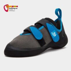 Schwarz blauer EB Prime Einsteiger Kletterschuh vor grauem Hintergrund.