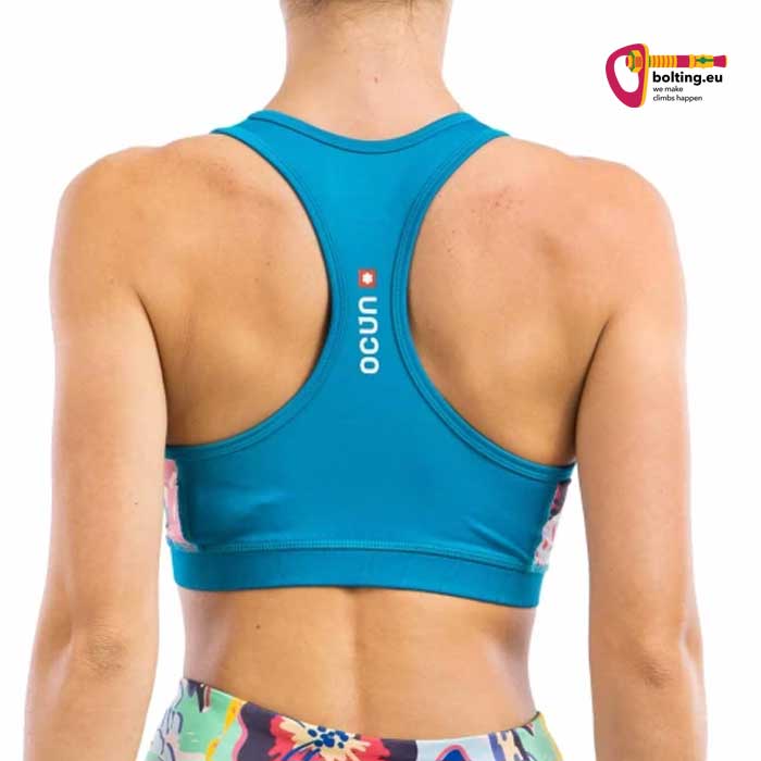 Modell mit blauem Kletter Top von hinten.