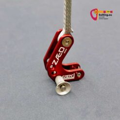 Roter Zaed Mini kletter Bremsassistent vor grauem Hintergrund.