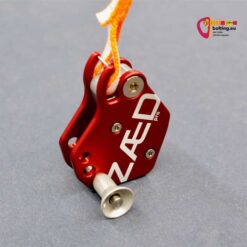 Roter Zaed Pro kletter Bremsassistent vor grauem Hintergrund.