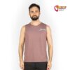 Modell mit weinfarbenem Chillaz Calanques Mountain Stripes Herren Kletter Tank Top von der Vorderseite.