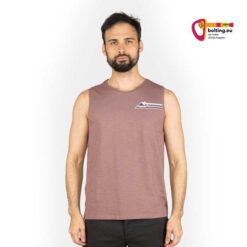 Modell mit weinfarbenem Chillaz Calanques Mountain Stripes Herren Kletter Tank Top von der Vorderseite.