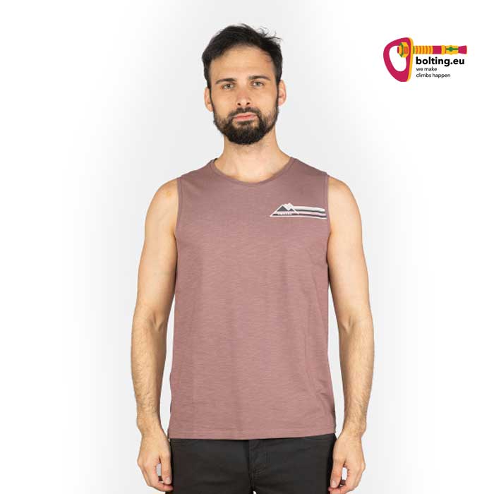 Modell mit weinfarbenem Chillaz Calanques Mountain Stripes Herren Kletter Tank Top von der Vorderseite.