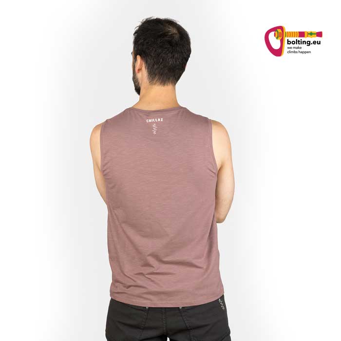 Modell mit weinfarbenem Chillaz Calanques Mountain Stripes Top von der Rückseite.