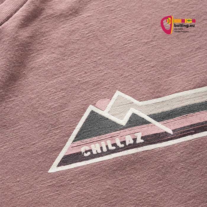 Detail eines weinfarbenen Herren Kletter Tank Top mit Logo in Bergform.