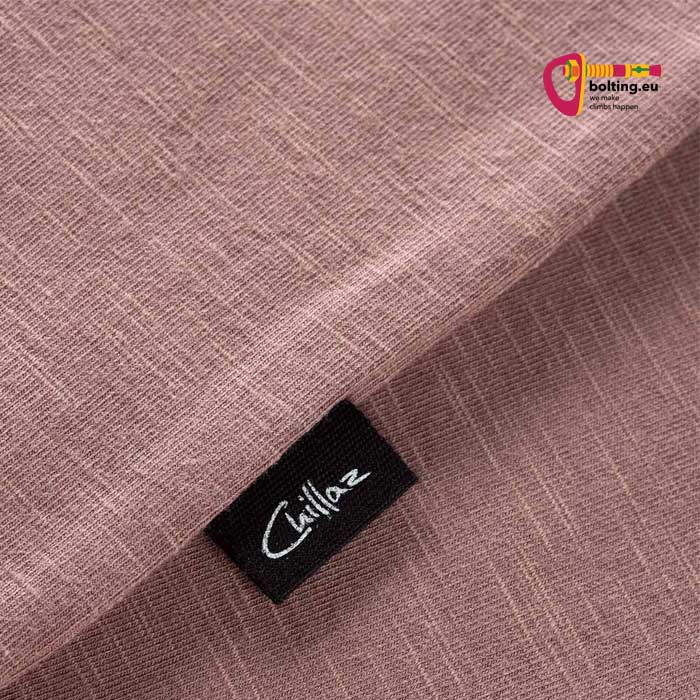 Detail eines weinfarbenen Herren Kletter Tank Top mit LOgo Tag.