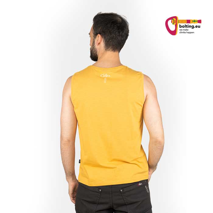 Modell mit orangem Chillaz Calanques Mountain Patch Klettershirt von der Rückseite.